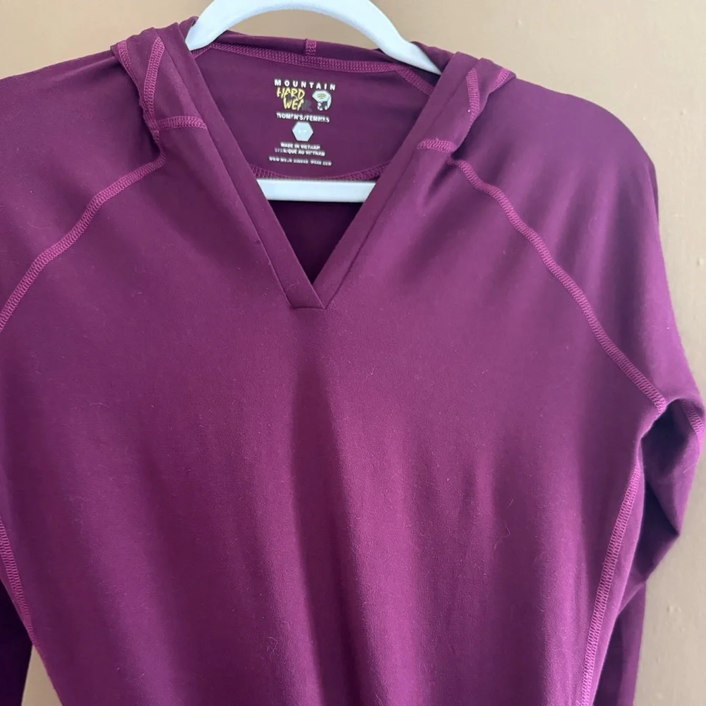 Mountain Hardware Buttery Top Base Layer with Hood and Thumb Holes Burgandy Yoga - Picture 12 of 13